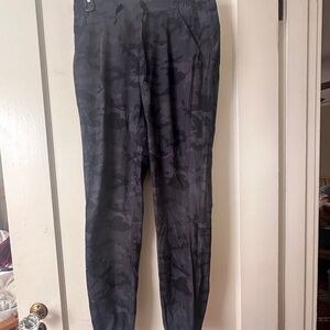 Camo joggers like new